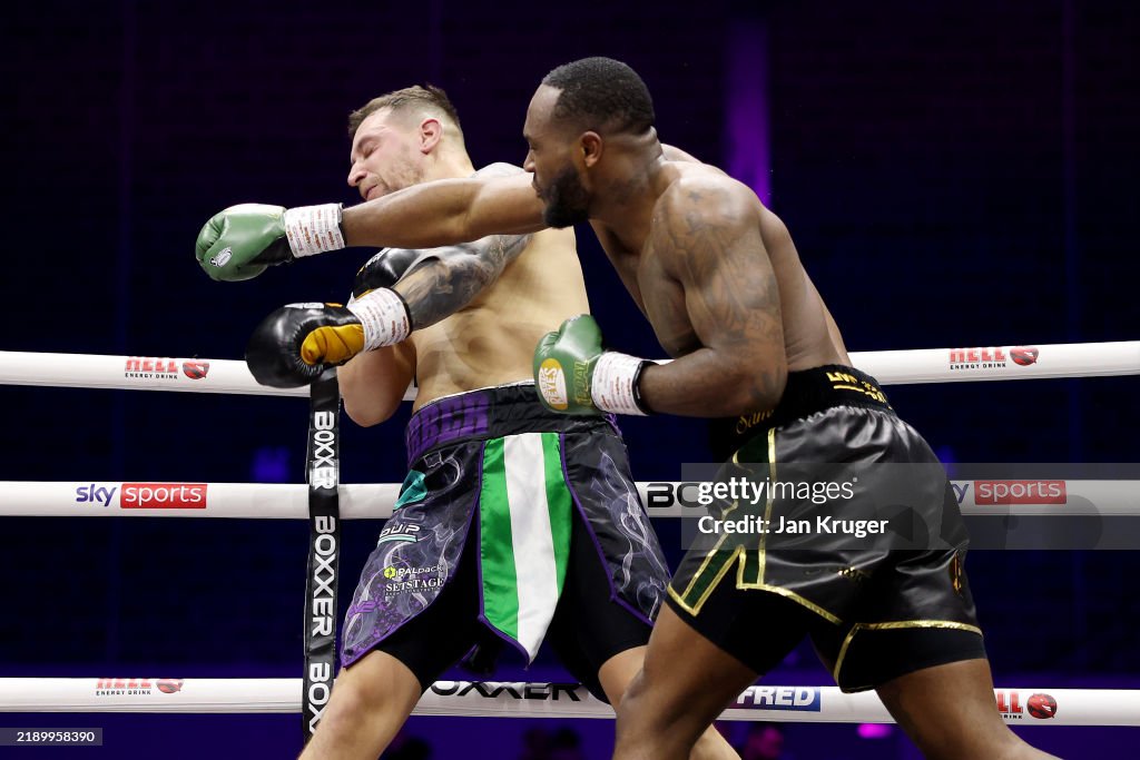 Boxing Colision Viddal Riley punches Dan Garber during the Crusierweight fight... News ...