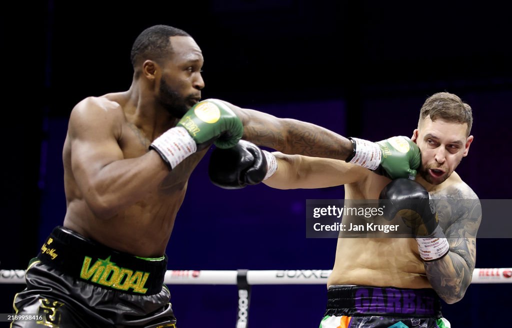 Boxing Colision Viddal Riley punches Dan Garber during the Crusierweight fight... News ...
