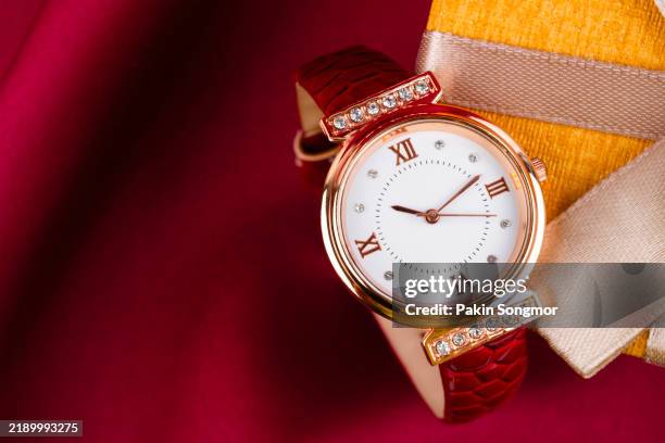 close-up of a rose gold wristwatch with gift box showing the time as almost 10.10. - schmuckschatulle stock-fotos und bilder