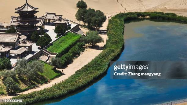 manantial de la media luna de la montaña mingsha, dunhuang, gansu, china, asia. - dunhuang fotografías e imágenes de stock