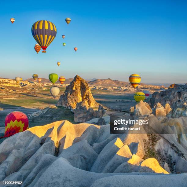 montgolfières en cappadoce, turquie - cheminée de fée photos et images de collection