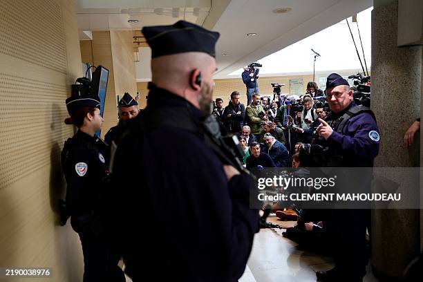 Courtroom Riot 3,609 Crs Riot Police Stock Photos, High-Res Pictures, and Images ...