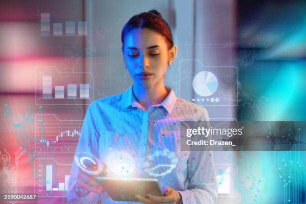 geschäftsfrau, die künstliche intelligenz auf dem intelligenten digitalen tablet-gerät in einem futuristischen büro nutzt, um finanzdaten zu generieren - künstliche-intelligenz stock-fotos und bilder