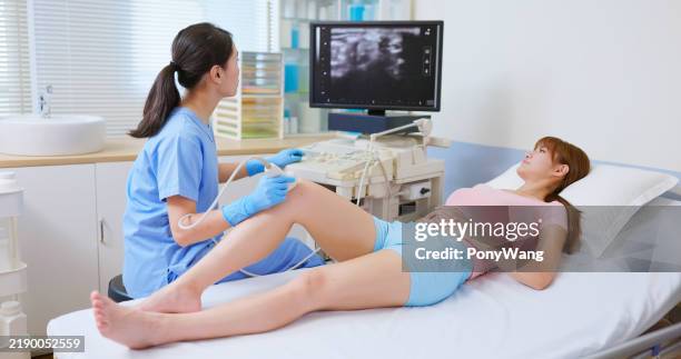 young female knee injury ultrasound - flexible screen stock pictures, royalty-free photos & images