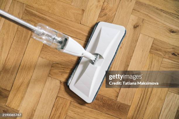 close-up of a mop on a wooden floor - parket stockfoto's en -beelden