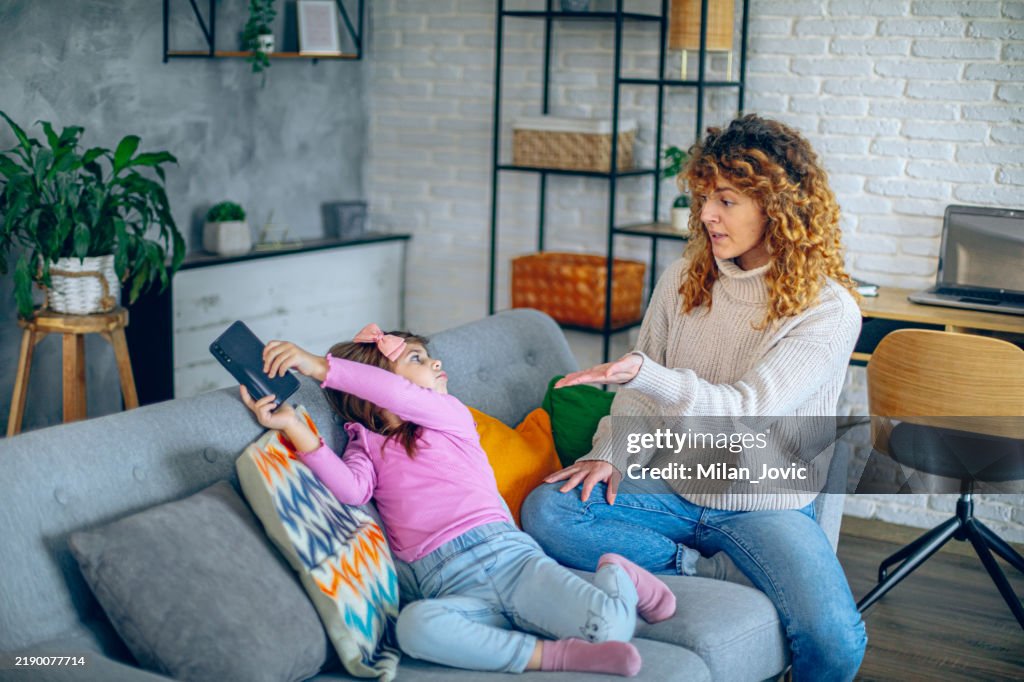 Mutter streitet mit Tochter über Nutzung von Handy