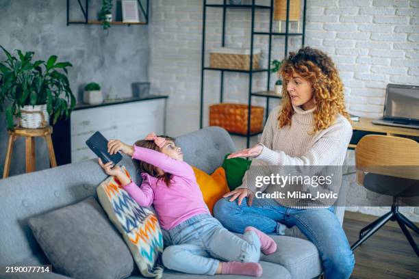 mutter streitet mit tochter über nutzung von handy - spielregeln stock-fotos und bilder
