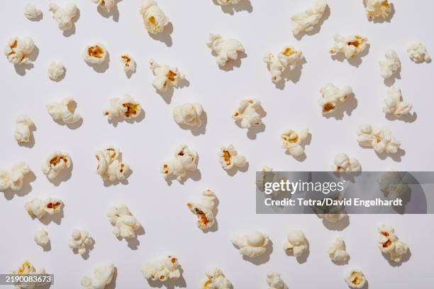 overhead view of popcorn on white background - palomitas fotografías e imágenes de stock
