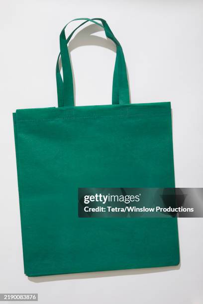 green tote bag on white background - bolsa reutilizable fotografías e imágenes de stock