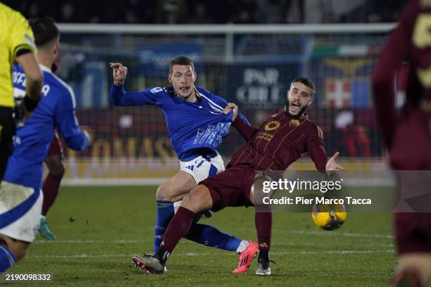 Andrea Belotti of Como 1907 battles for the ball with Mario Hermoso of AS Roma during the Serie A match between Como and AS Roma at Stadio G....