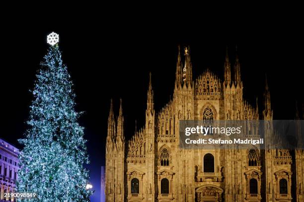 illuminated christmas tree and milan cathedral - domplatz stock-fotos und bilder