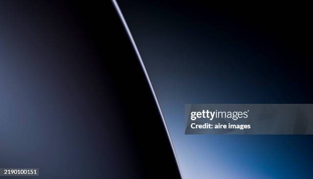 abstract dark blue and black gradient background with curved line - texture douce photos et images de collection