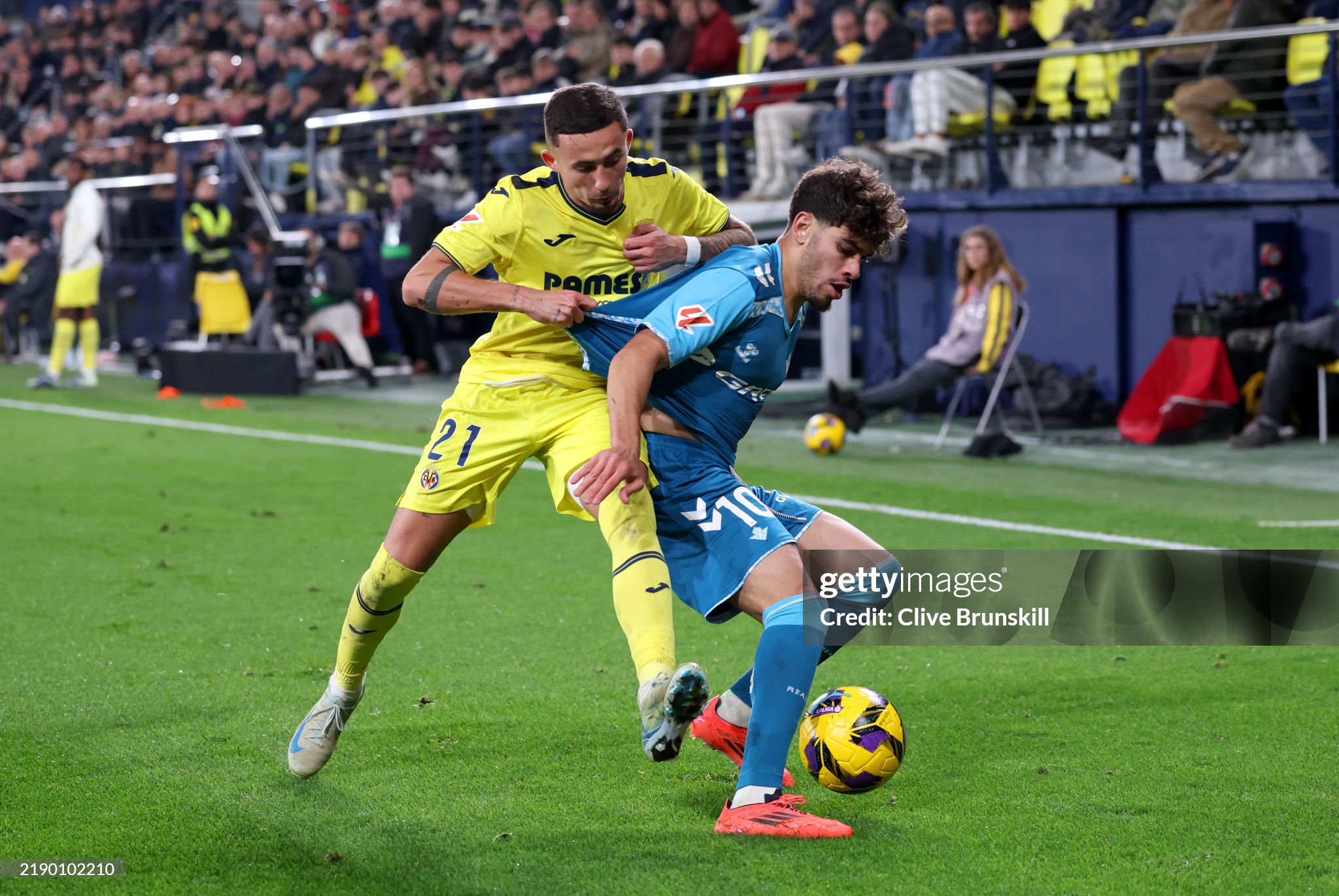 VILLARREAL, SPAIN - DECEMBER 15: Abde Ezzalzouli of Real Betis is challenged by Yeremy Pino of Villarreal CF during the LaLiga match between Villarreal CF and Real Betis Balompie at Estadio de la Ceramica on December 15, 2024 in Villarreal, Spain. (Photo by Clive Brunskill/Getty Images)