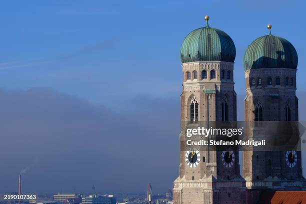 clock towers catholic church of our blessed lady (frauenkirche) - englischer garten stock-fotos und bilder
