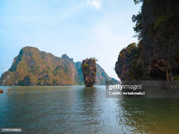 james bond island (khao phing kan, ko tapu), phang nga bay, thailand - provincia di phang nga foto e immagini stock