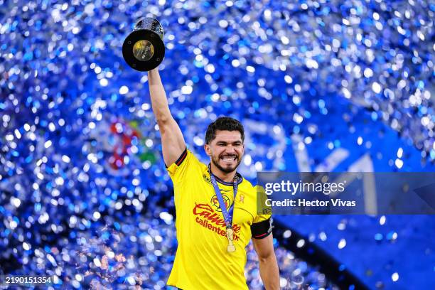 Henry Martin of America celebrates with the trophy after the final second leg match between Monterrey and America as part of the Torneo Apertura 2024...