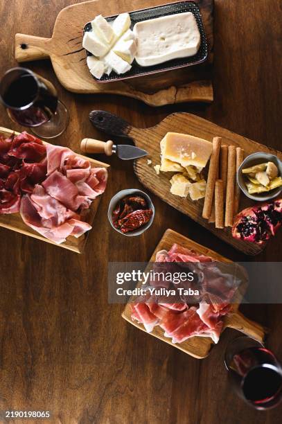 top view antipasti food snacks - snijplank stockfoto's en -beelden