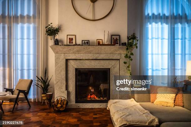 elegante sala de estar con chimenea de mármol - chimenea construcción para calentarse fotografías e imágenes de stock