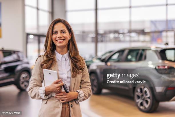 elegance amidst automotive excellence - autoverkoper stockfoto's en -beelden