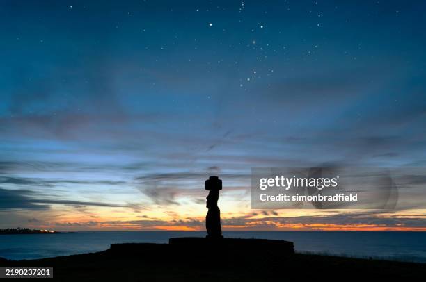 atardecer en el moai de ahu ko te riku en la isla de pascua - isla de pascua fotografías e imágenes de stock