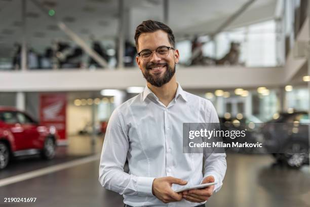 professional advisor in a modern car showroom - autodealer stockfoto's en -beelden