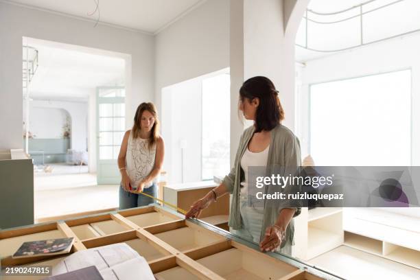 architektinnen, die sich mit küchendesign beschäftigen - reform stock-fotos und bilder