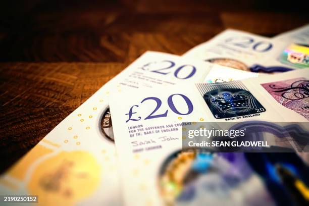 close up twenties on wood - british pound note stock pictures, royalty-free photos & images