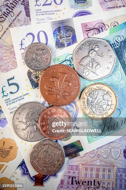 english coins on notes - british pound note stock pictures, royalty-free photos & images
