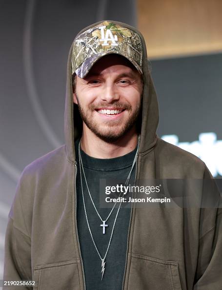 Warren Country Singer American country music singer Warren Zeiders visits SiriusXM Studios ...
