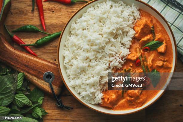curry rosso tailandese servito con riso basmati - pietanza a base di curry foto e immagini stock