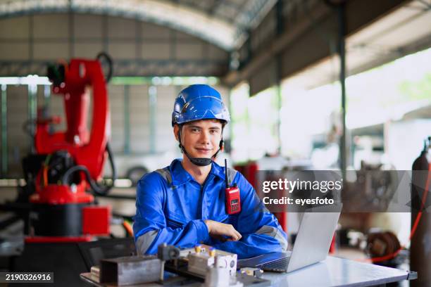 los ingenieros están trabajando en la fábrica de brazos robóticos. - obrero-siderúrgico fotografías e imágenes de stock