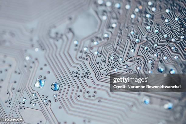 a detailed view of a circuit board’s intricate patterns, showcasing fine lines, pathways, and electronic components. - platine stock-fotos und bilder
