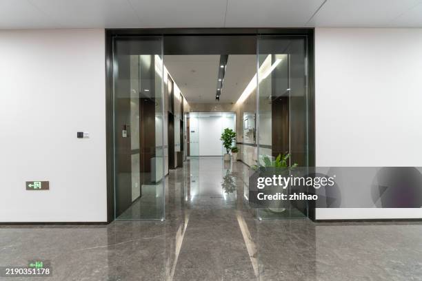 elevator hall door - porta scorrevole foto e immagini stock