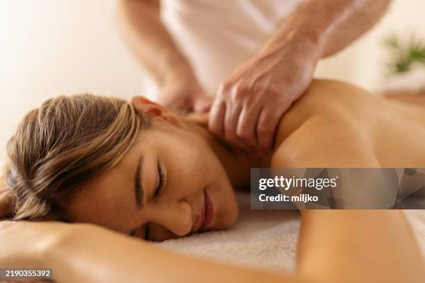 frau mit einem rücken-massage - massieren stock-fotos und bilder
