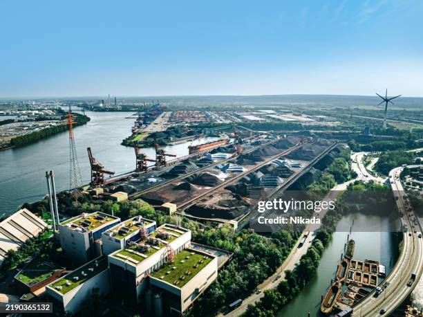 veduta aerea di un paesaggio industriale vicino al fiume amburgo - zona industriale foto e immagini stock
