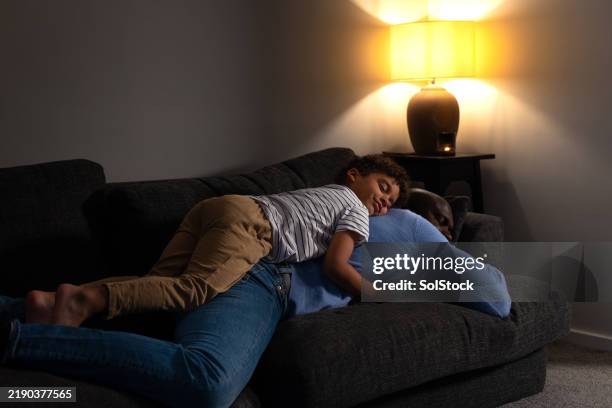 lazy afternoons at home - weinig verlichting stockfoto's en -beelden