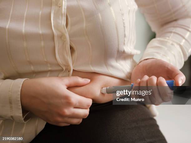 woman using semaglutide injection pen. - fazer dieta imagens e fotografias de stock