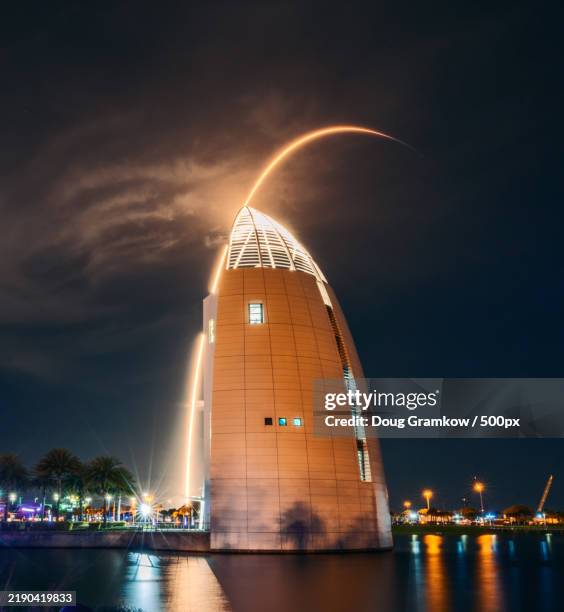 low angle view of illuminated building against sky at night,cape canaveral,florida,united states,usa - cape canaveral stockfoto's en -beelden