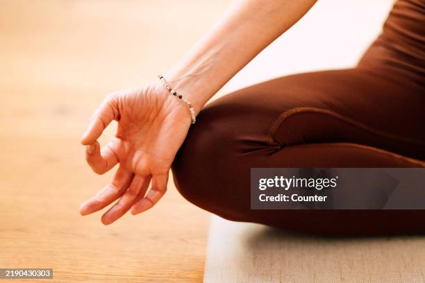 hand and knee of woman practicing yoga - entspannungsübung stock-fotos und bilder