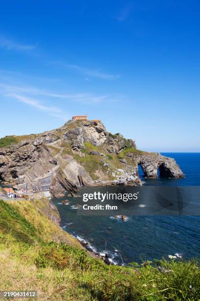 travel destination: san juan de gaztelugatxe - spain/ basque - gaztelugatxe fotografías e imágenes de stock
