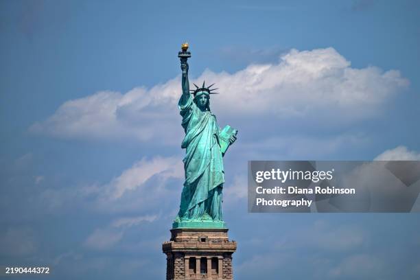 the statue of liberty seen from the manhattan bound staten island ferry - statue photos et images de collection
