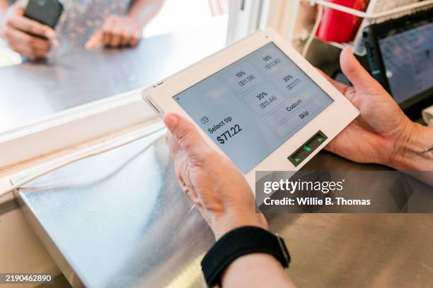 selecting a tip on the payment device - trinkgeld stock-fotos und bilder