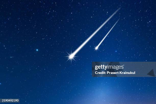 falling stars blackground. magic, imagination and fantasy. bright lights on copy space. - komet stock-fotos und bilder