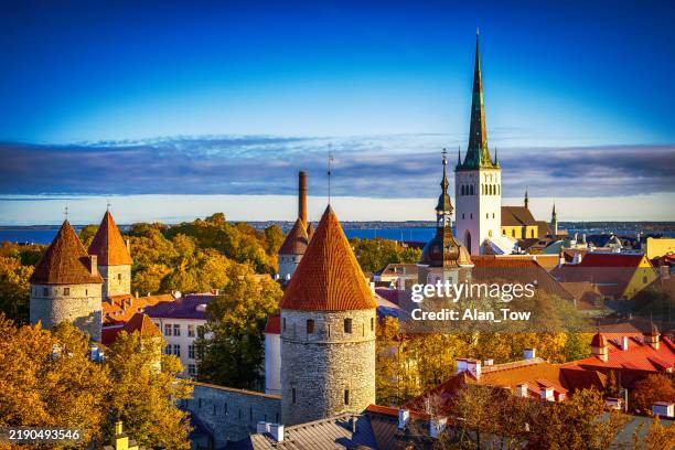 vista aérea del amanecer en el casco antiguo de tallin en estonia - tallin fotografías e imágenes de stock