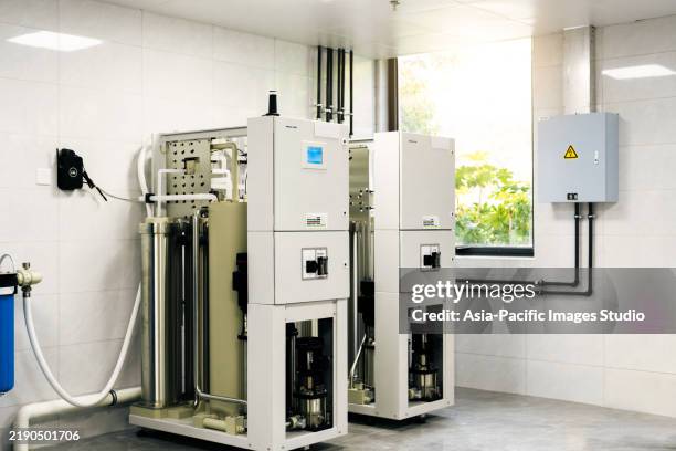 wasseraufbereitungsanlage im krankenhaus. - destilliertes wasser stock-fotos und bilder