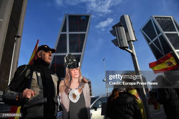 Demonstrators against Pedro Sanchez at the entrance of the Plaza de Castilla courts, on 18 December, 2024 in Madrid, Spain. Judge Juan Carlos Peinado...