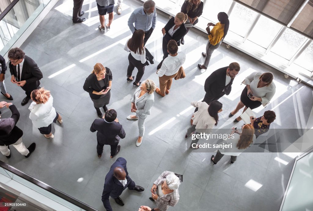 Diversi professionisti si impegnano a partecipare a un evento di networking