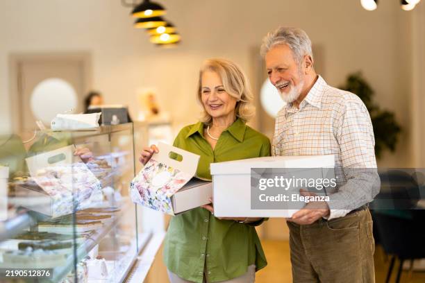 feliz pareja mayor comprando pasteles - pedir matrimonio fotografías e imágenes de stock
