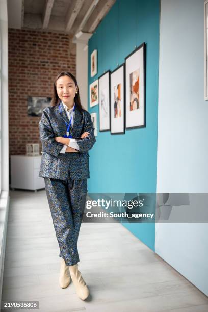 art gallery curator standing confidently in a modern exhibition space - espetáculo de arte imagens e fotografias de stock