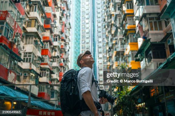 tourist exploring the city in hong kong island - entdeckung stock-fotos und bilder